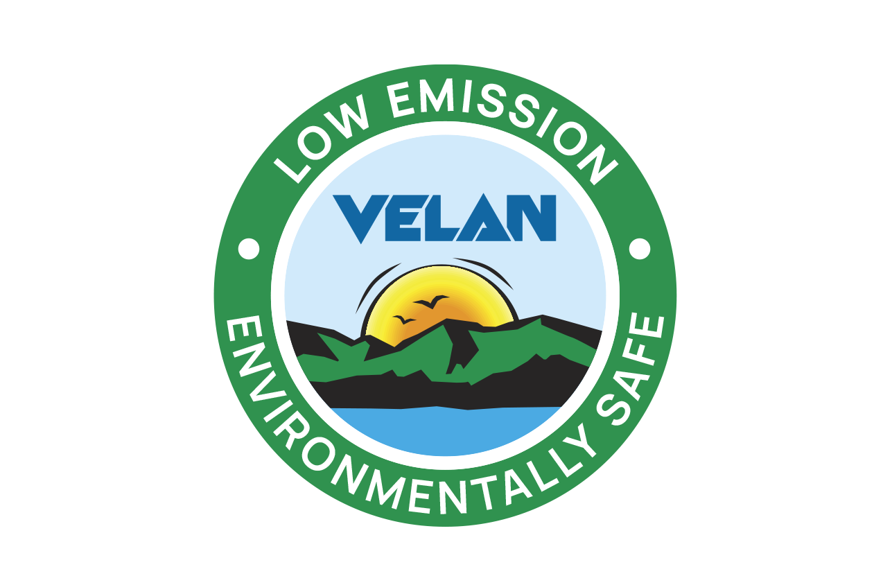 Un logo circulaire avec une bordure verte comportant le texte « Faible émission, respectueux de l'environnement ». À l'intérieur, « VELAN » est écrit au-dessus d'un graphique de montagnes, d'un soleil et d'oiseaux sur une mer ou un lac bleu.