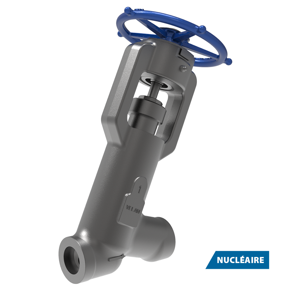 Vanne industrielle en métal avec un volant bleu, un corps coudé, et portant l'inscription "NUCLÉAIRE" dans un cadre bleu en bas à droite, photographiée sur fond blanc.